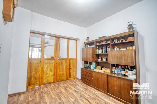 Casa 6 Ambientes, 7 Cuadras De Av. Maipú, Suite, Toilette, Play, Cochera Y Jardín.