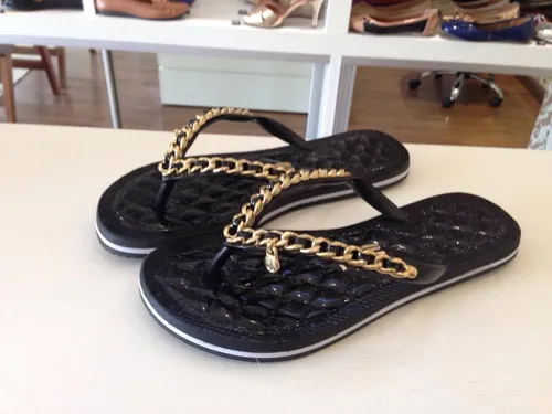 Rasteira De Borracha Santa Lolla Na Cor Verniz Preto 0106