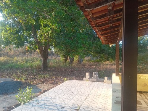 Sitio, Sendo Casa Com 3 Quartos,uma Suite,um Banheiro Social