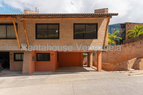 Hermosa Casa De 3 Niveles Que Brinda Tranquilidad Y Confort En Venta Ubicada En El Alto Hatillo 25-8567