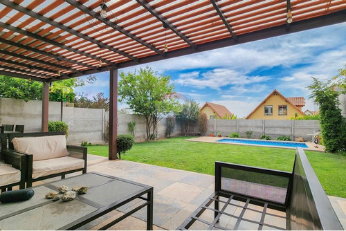 Oportunidad!! Casa Familiar, Gran Patio! 4d/3b