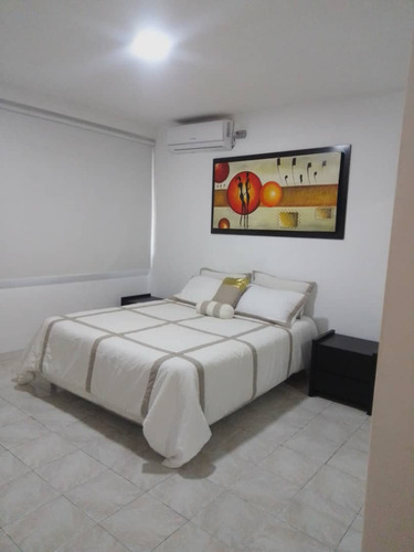 Se Alquila Apartamento En Los Palos Grandes, Totalmente Amoblado Moderno Con Gran Vista Ala Avila, Solo De Llevar La Maleta.