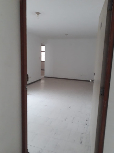 Imagen 3 de 11 de Alquilo Departamento 2 Dormitorios Urb. El Pinar Comas S/650 Soles