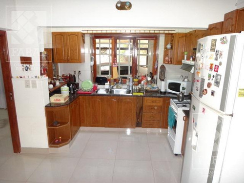 Casa Alquiler O Venta Santa Genoveva, 3 Dormitorios, 3 Baños, Quincho-garaje Y Jardín