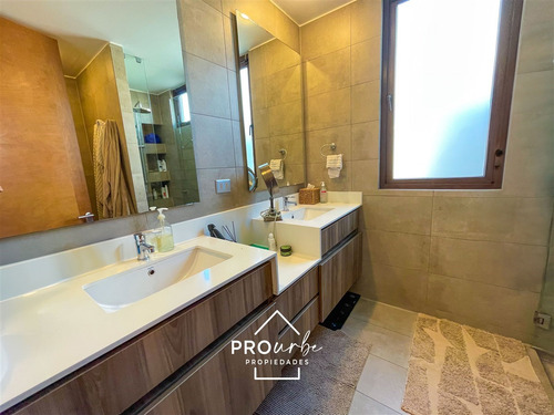 Casa En Venta De 4 Dorm. En Lo Barnechea