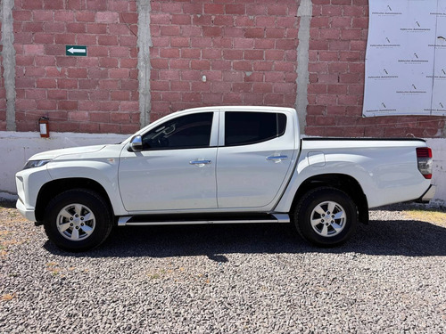 Mitsubishi L200 2.4 Cabina Doble 4x2 Mt