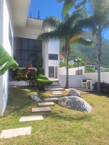 Casa En Venta En Contry La Escondida En Guadalupe