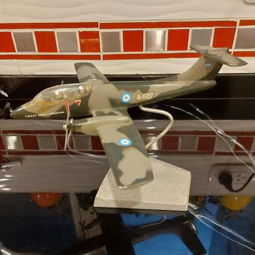 Avion De Coleccion Fuerza Aerea Pucara Con Base. 29cmx29cm Verde Musgo (Usado)