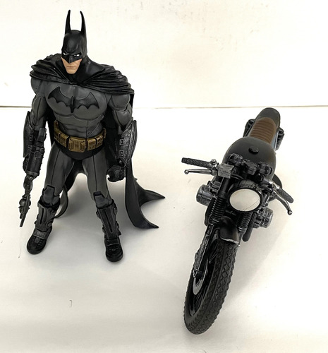 Batman Dc Multiverse Con Motocicleta (Usado)