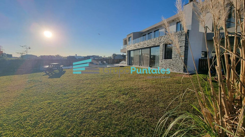 Casa En Lagos De Canning Con 4 Dormitorios Sobre Gran Lote De 940 M2