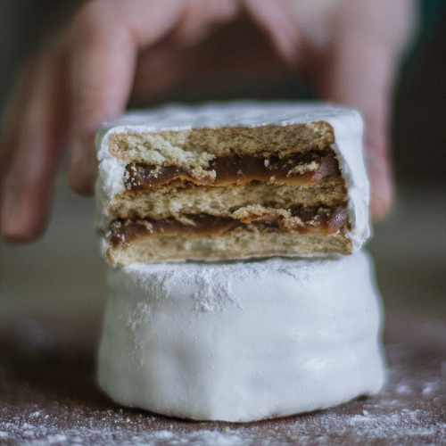 Imagen 3 de 9 de Alfajor Triple Blanco Blister X3 Unid Bandeja 255g Fantoche