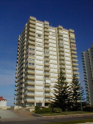 Imagen 25 de 26 de Primera Linea De Playa Mansa, 3 Dormitorios Y Dependencia - Punta Del Este Mansa