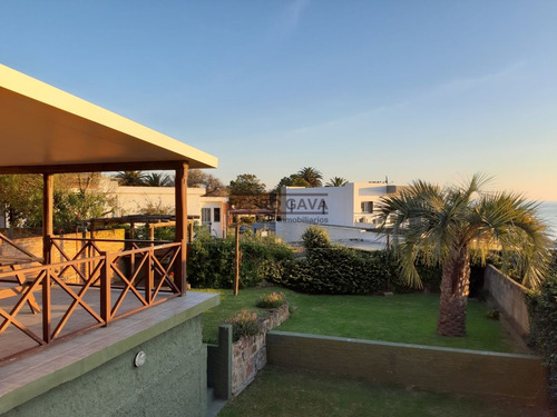 Cabaña De Madera En Venta En Punta Fría, Con Hermosas Vistas