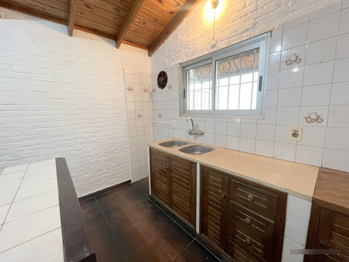 Alquiler De Hermosa Casa, Totalmente Reciclada, Piedras Blancas, 2 Dormitorios, Cochera, Baño, 2 Patios, Sin Gastos Comunes, Muy Segura!!