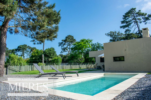 Alquiler De Casa De 3 Dormitorios Con Piscina- Punta Del Est (ref: Atm-7294)