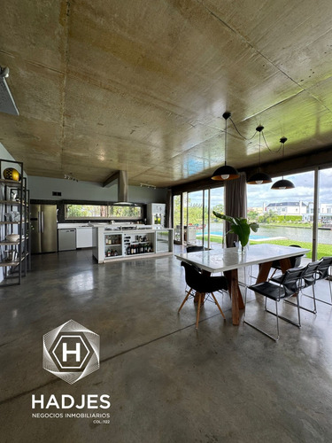 Casa En Venta, Nuevo Quilmes Moderna Con Piscina A La Laguna