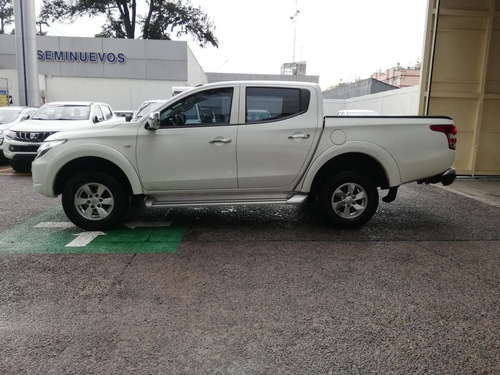 Imagen 8 de 13 de Mitsubishi L200 2018 2.4 Cabina Doble 4x2 Mt