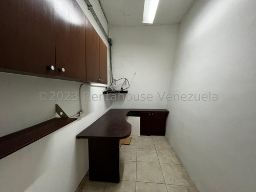 Local En Venta La Castellana Cc San Ignacio.alta Exposicion Y Trafico Peatonal De Alto Consumo,ubicado En Nivel Principal.24-11677