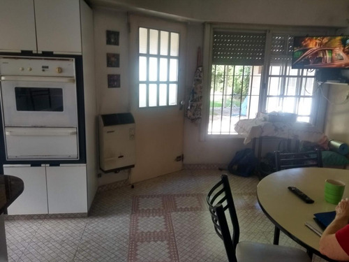 Casa En Venta - 4 Dormitorios 4 Baños - Cocheras - 900mts2 - Monte Grande