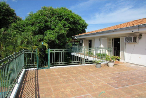Imagen 7 de 14 de Vendo Imponente Residencia En Fernando De La Mora: 8 Cuartos