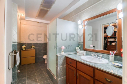 Casa En Venta De 3 Dormitorios Con Patio Y Cochera