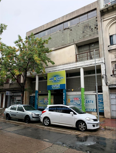 Excelente Local De 774m2 A Metros De Gral Flores