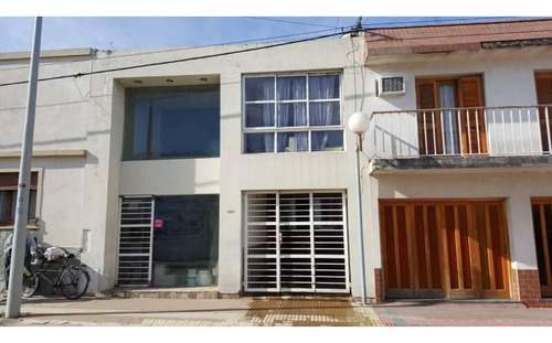 Casa De 2 Dormitorios, Con Local Comercial, Cochera, Jardin Y Pileta