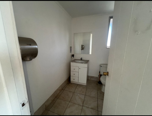 Se Arrienda Bodega Con Amplias Oficinas