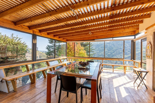 Cómoda Casa Con Distintos Ambientes Interiores Y Exteriores