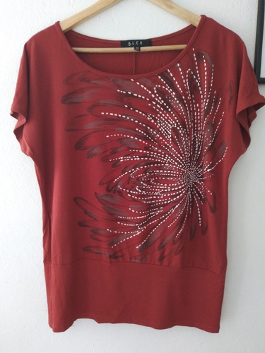 Remera B.l.e.u. Usa Flor Con Detalles De Brillos  