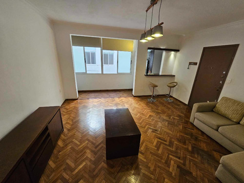 Apartamento De Presencia Y Solidez, Ubicado En Primer Piso Interior, En Excelente Punto De Locación, Sobre Francisco Ros Y Williman, 2 Dormitorios Y Servicio, Calefacción Central.