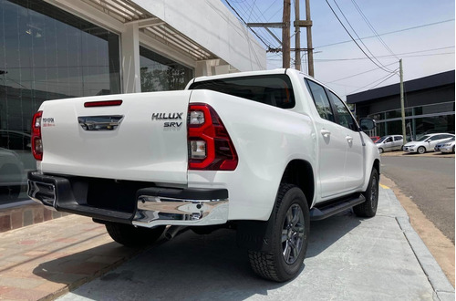 Imagen 4 de 16 de Toyota Hilux D/c 2.8 Tdi Srv M/t 4x2 0km My2022