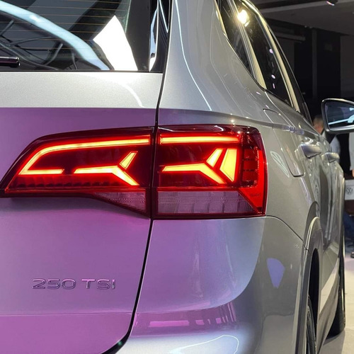 Imagen 3 de 10 de Volkswagen Taos Highline Plata Modelo 2022