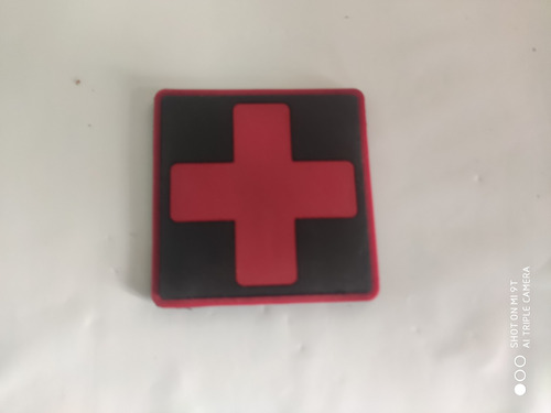 Insignia De Pvc Cruz Roja Fondo Negro 