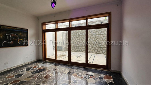 Amplia Casa En Venta Ubicada En Prados Del Este 24-24046