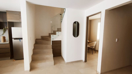 Casa En Venta Entre El Refugio Y Zibata, Estudio O 4ta Recamara, 3.5 Baños