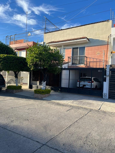 Casa Amplia Con Terraza Con Excelente Ubicacion En Zapopan A Tres Minutos Del Cucea Belenes Ya Sea Para Negocio De Renta De Habitaciones O Para Casa Habitacion 