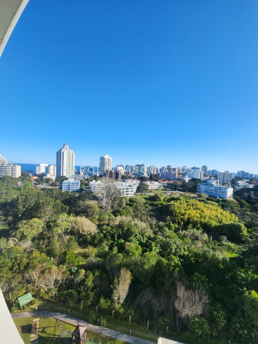 Departamento De 1 Y Medio Dormitorios En Venta En Ocean Drive, Punta Del Este