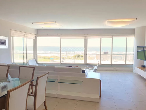 Venta De Apartamento De 4 Dormitorios Frente Al Mar En Playa Brava, Punta Del Este.