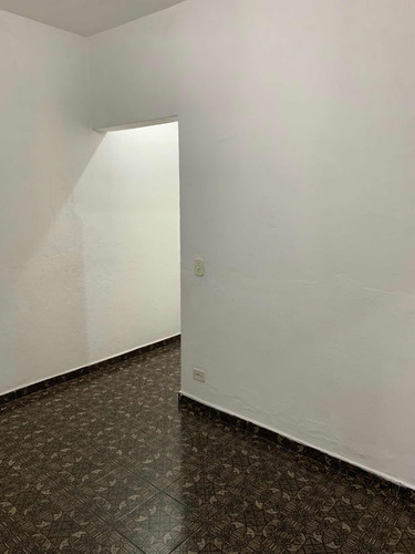 Casa De 3 Cômodos + Lavanderia Compartilhada