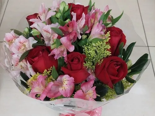 Ramo 5 Rosas Naturales Y Astromelias - Envio Domicilio