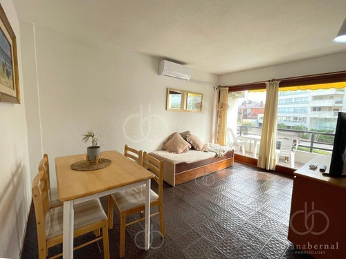 Imagen 3 de 14 de Apartamento En Venta A Una Cuadra Del Mar, Reciclado Y Con Parrillero Propio.