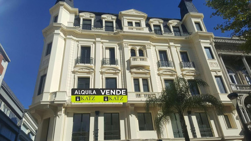 Imagen 1 de 10 de Juan Carlos Gómez A Metros De Plaza Matriz
