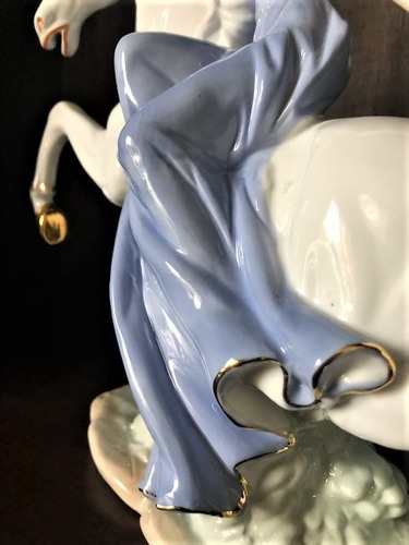 Imagem 6 de 12 de Estatua Mulher Cavalgando Porcelana 30cm