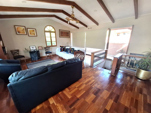 Casa En Venta De 4 Dorm 5 Baños, Sala De Estar Gran Vista