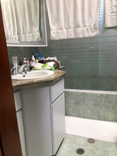 En Venta Bella Casa 563m²t Y 440m² C-5h+4b+1hs+1bs+piscina- T. Club Hipico