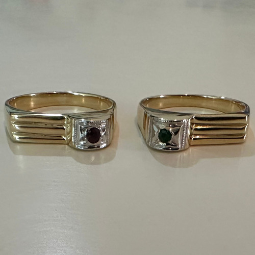 Par De Anéis Em Ouro 18k,um Com Esmeralda E Outro Comrubi. (Usado)