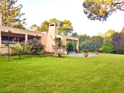 Casa En Venta En Exclusiva Zona De Punta Del Este- Ref: 326
