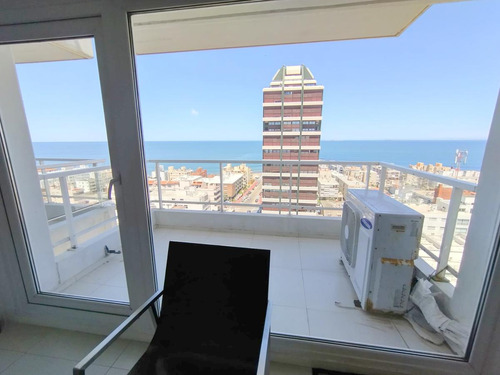 Alquiler De Apartamento Ubicado En Península, Con Excepcional Vista.