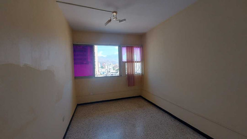 Alquiler O Venta De Oficina 90m2 En Torre Josar En Maracay